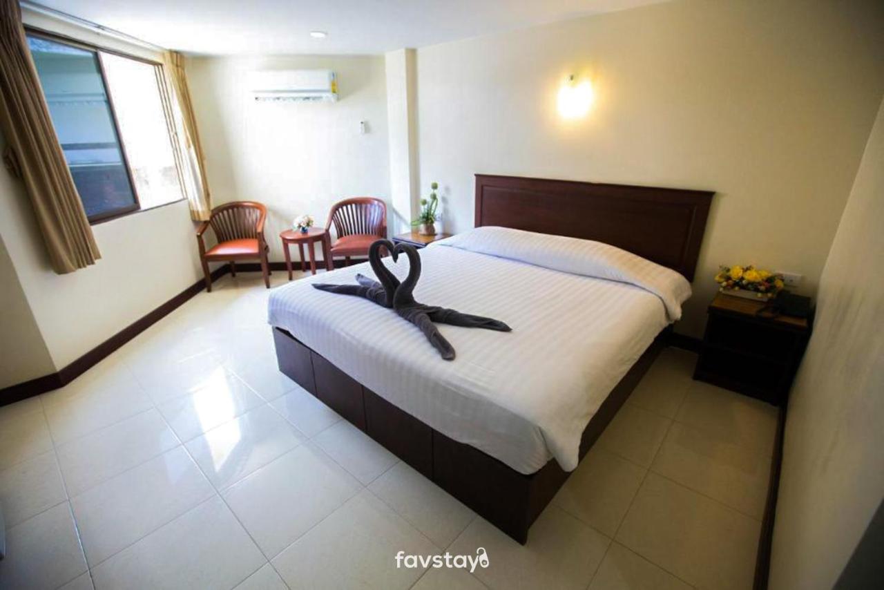 Twin Palms Suites And Residence Pattaya Exterior foto